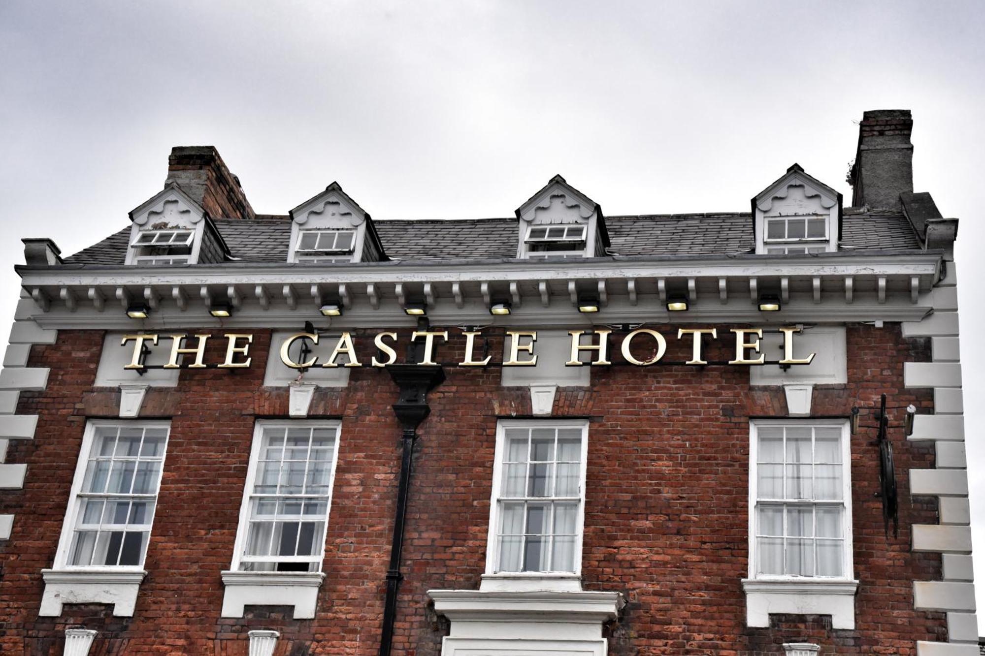 The Castle Hotel Wetherspoon Ruthin Exterior photo