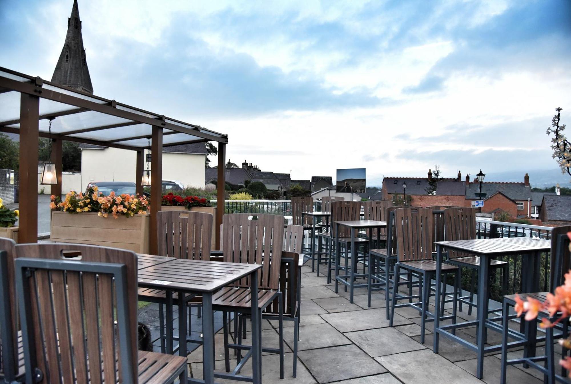 The Castle Hotel Wetherspoon Ruthin Exterior photo