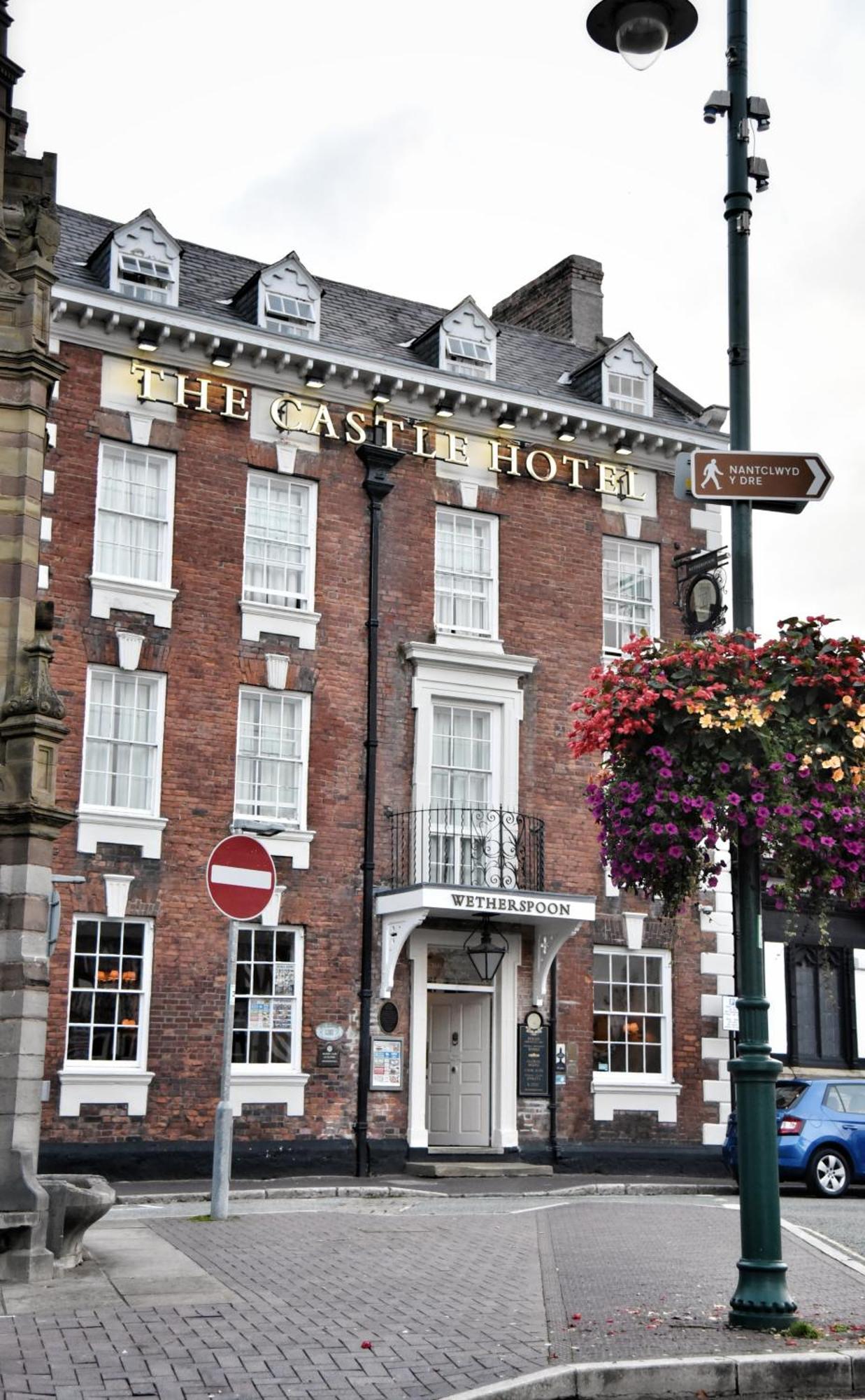 The Castle Hotel Wetherspoon Ruthin Exterior photo